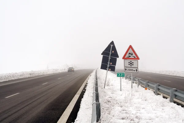 Pericolosa strada invernale — Foto Stock