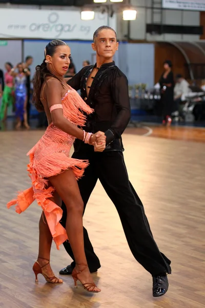 Latino-Tanzpaar in Aktion — Stockfoto