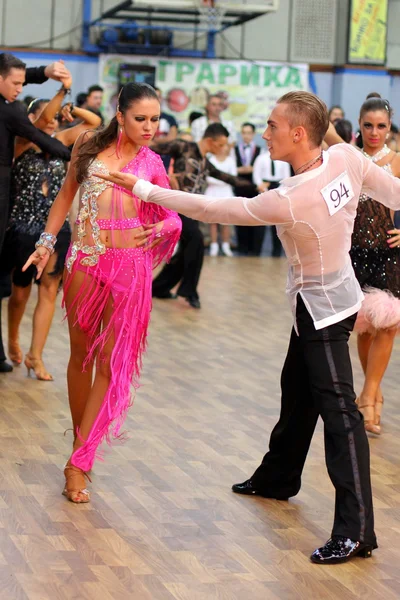 Latino Dans paar in actie — Stockfoto