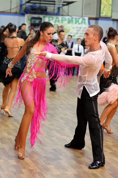 Latino couple de danse en action — Photo