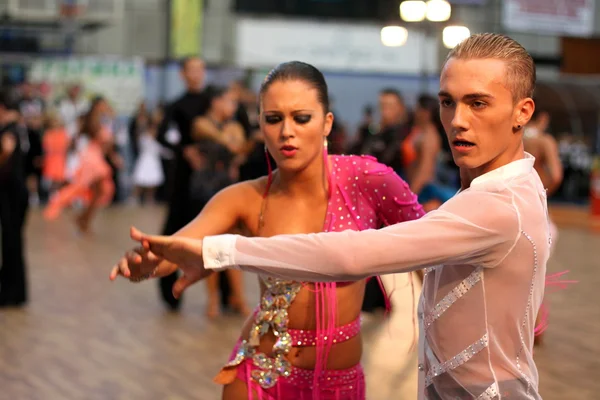 Latino couple de danse en action — Photo