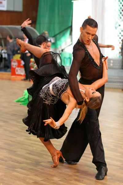 拉丁舞蹈夫妇在行动 — 图库照片