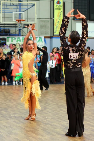 Latino-Tanzpaar in Aktion — Stockfoto