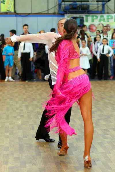 Latino danza coppia in azione — Foto Stock