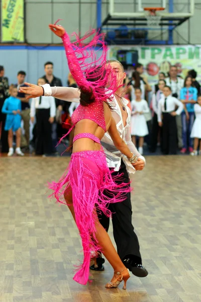 Latino couple de danse en action — Photo