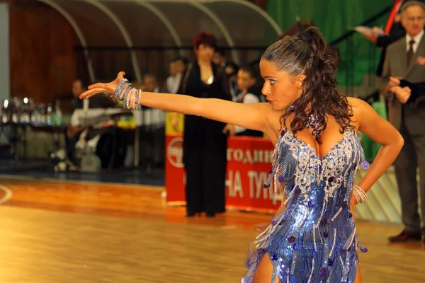 在行动中美丽的拉丁裔舞. — 图库照片