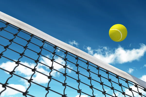 Tennis bal over net — Stockfoto