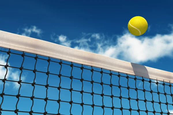 Tennis bal over net — Stockfoto