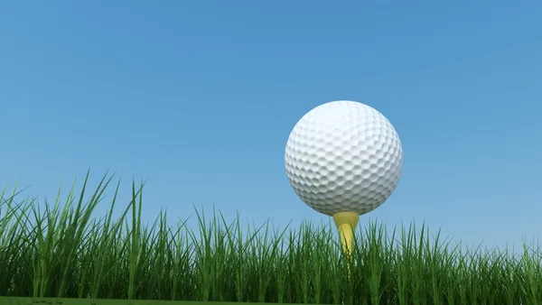 Bola de golfe no campo de grama — Fotografia de Stock