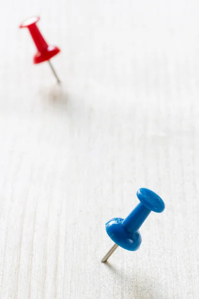 Blue and red push pins — Stock Photo, Image