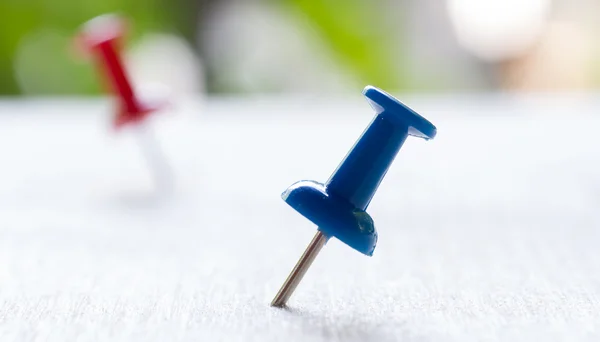 Blauwe en rode push pins — Stockfoto
