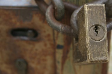 zincir ile kapısı eski asma kilit