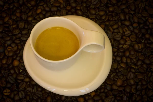 Tazza di caffè e chicchi di caffè — Foto Stock