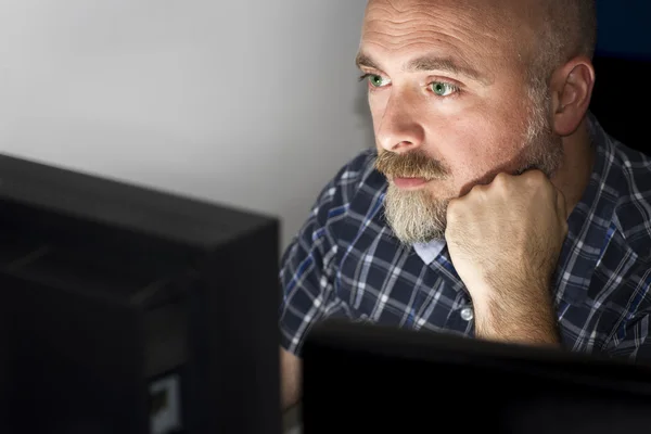 Un hombre en su computadora . —  Fotos de Stock