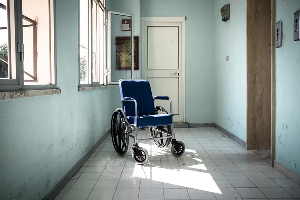 在医院中的轮椅 — 图库照片