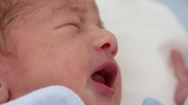 Yeni doğan bebek ağlaması