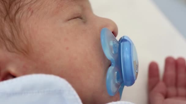 Pasgeboren baby slapen — Stockvideo