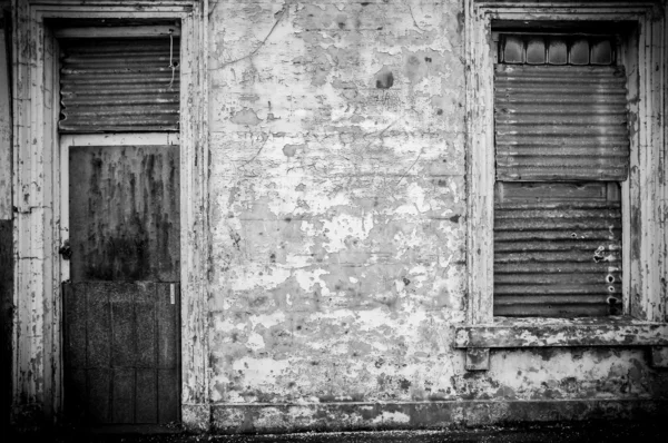 Antiguo edificio abandonado con puerta de hierro corrugado — Foto de Stock