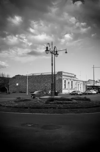 旧镇路灯与墙开机自检 免版税图库图片