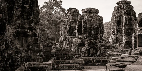 Řezbářské chrámu bayon v Angkoru v Kambodži — Stock fotografie