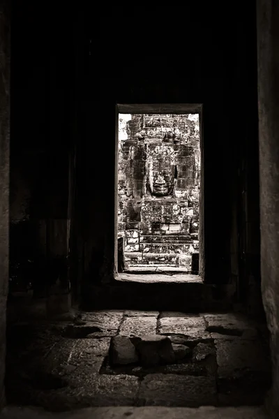 Passage view of a face in Bayon, Angkor, Cambodia — Stock Photo, Image