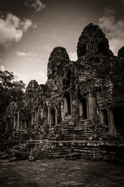 Řezbářské chrámu bayon v Angkoru v Kambodži — Stock fotografie