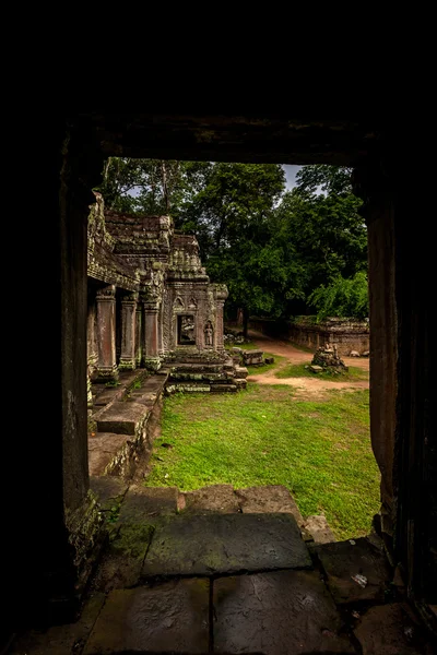 Vista desde el pasaje hacia el jardín de Angkor Wat — Foto de Stock