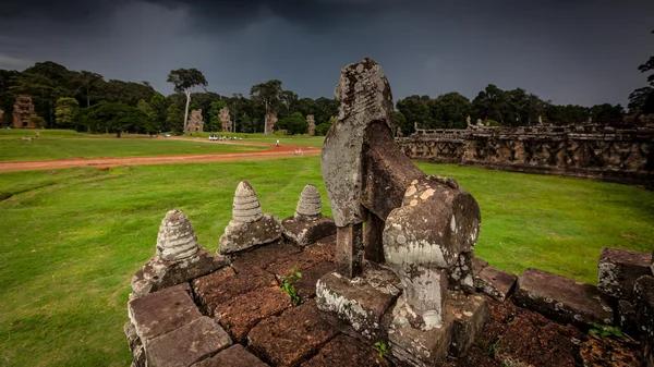 Scultura in pietra della rovina di Angkor con cielo tempestoso — Foto Stock