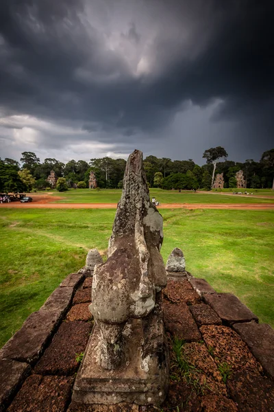 Gravure sur pierre de la ruine d'Angkor avec ciel orageux — Photo
