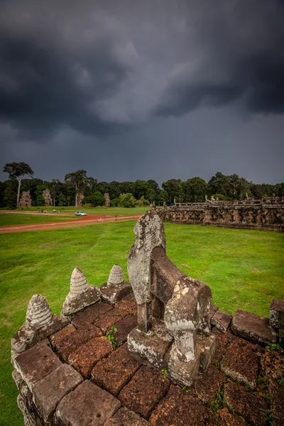 Scultura in pietra della rovina di Angkor con cielo tempestoso — Foto Stock