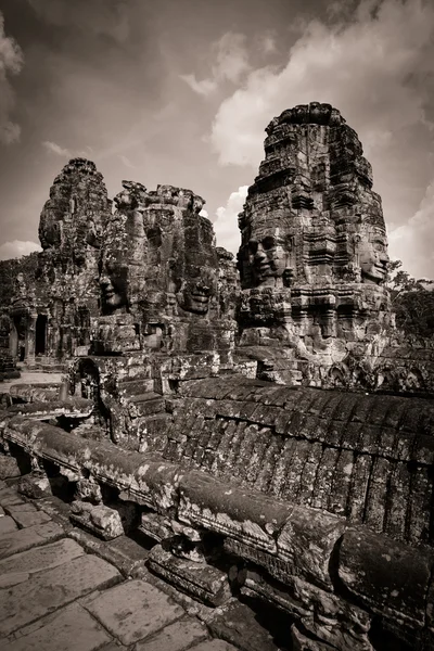 Schnitzerei des Bajontempels in Angkor in Kambodscha — Stockfoto