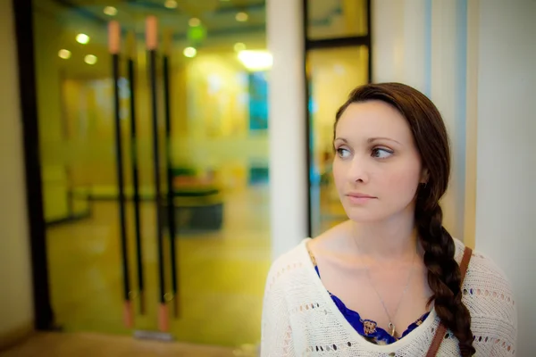 Young woman waiting in front of hotel door in Asia — Stock Photo, Image