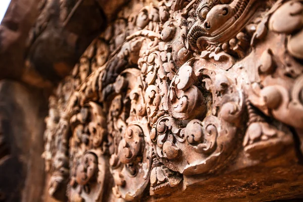 Banteay srei carving kolumn på angkor wat — Stockfoto