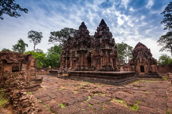 Banteay Srei (Vaaleanpunainen temppeli ) — kuvapankkivalokuva