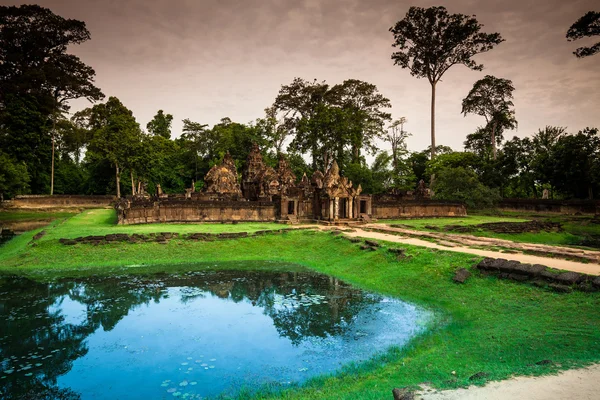 Banteay Srei (Vaaleanpunainen temppeli ) — kuvapankkivalokuva