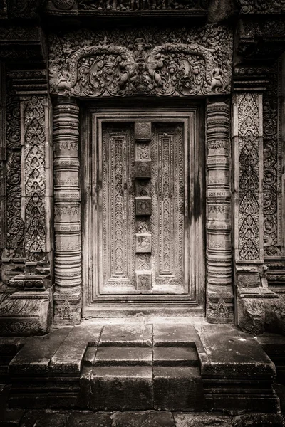 Banteay Srei stone false doorway — Stock Photo, Image