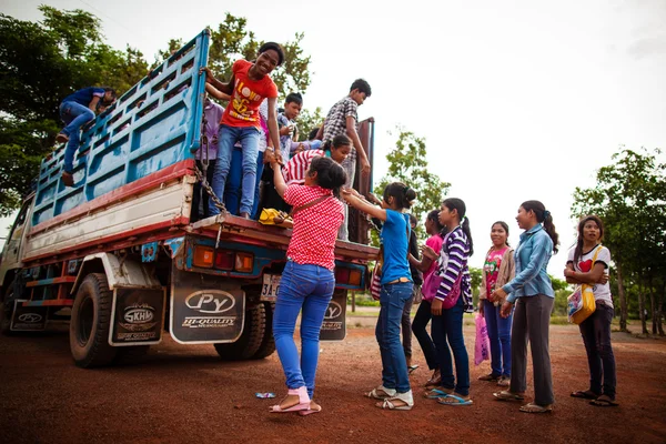 Les élèves montent dans un camion utilisé comme autobus scolaire Photos De Stock Libres De Droits