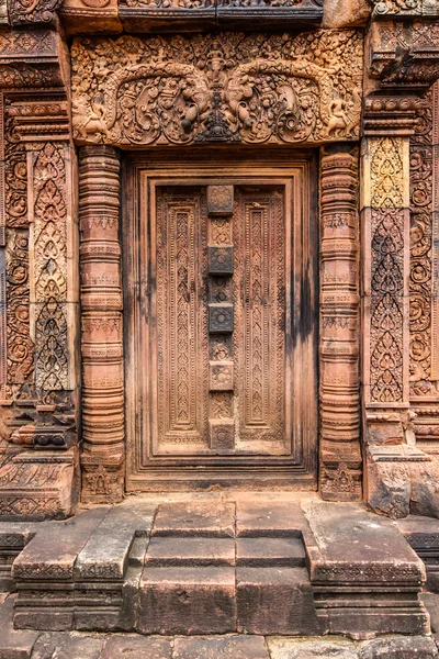 Banteay Srei stone false doorway — Stock Photo, Image