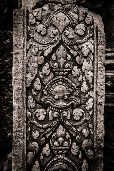 Banteay srei carving kolumn på angkor wat — Stockfoto