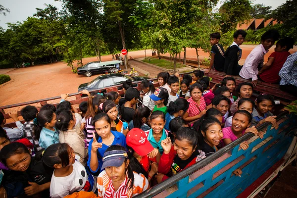 Les élèves montent dans un camion utilisé comme autobus scolaire Images De Stock Libres De Droits