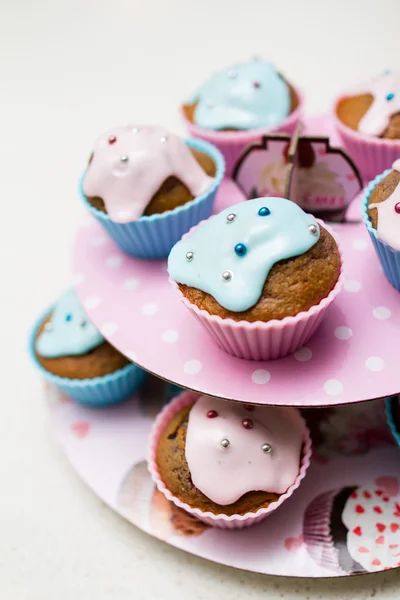 Zelfgemaakte blauwe en roze cupcake — Stockfoto
