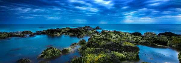 Crepuscolo sul mare blu calmo sull'oceano e cielo nuvoloso — Foto Stock
