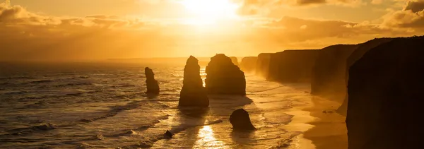 Retroiluminado 12 Apóstoles puesta de sol de oro — Foto de Stock