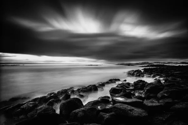 Pôr-do-sol do oceano dramático com nuvens e ondas rolantes — Fotografia de Stock