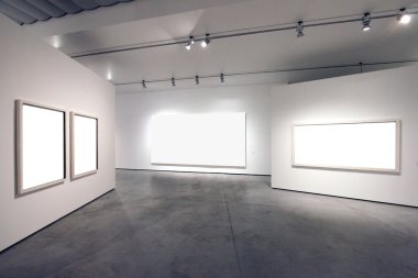 Beyaz bir duvara Galerisi odasındaki boş çerçeveler