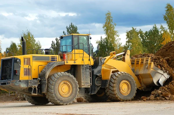 Heavy front loader in open pit — Stock Photo, Image