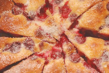 vişneli pasta parçası