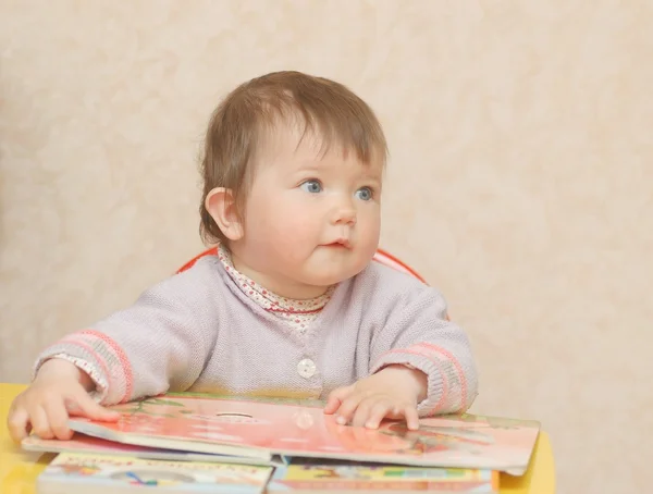 赤ちゃんは、その本を読んで — ストック写真