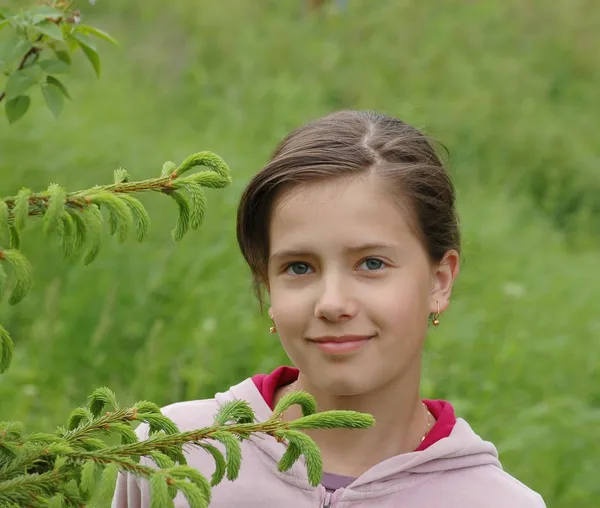 Beautiful girl in country side — Stock Photo, Image