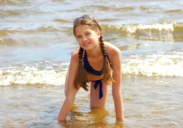 Menina na praia — Fotografia de Stock